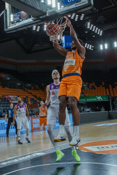 就看到了他 就看到了他